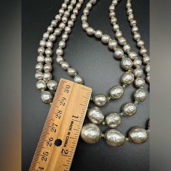 Vintage signed MIRIAM HASKELL Pearls Three Strand Necklace 13'' with 2.5“ extend - Picture 14 of 16